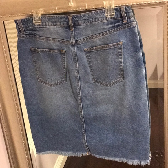 H&M Frayed-Hem Front Slit 5-Pockets Pencil Denim Skirt Medium Wash Size 14 EUC - Picture 2 of 7